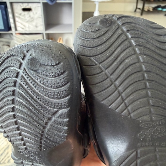 EUC Jibbitz by CROCS Kids Black Water Shoes XXS C4/5 Baby UNISEX - Picture 8 of 16